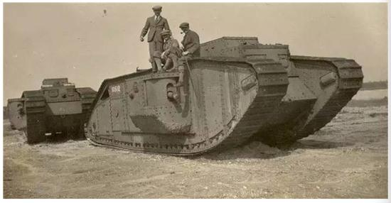 本季流行美军头上的“绿帽子”