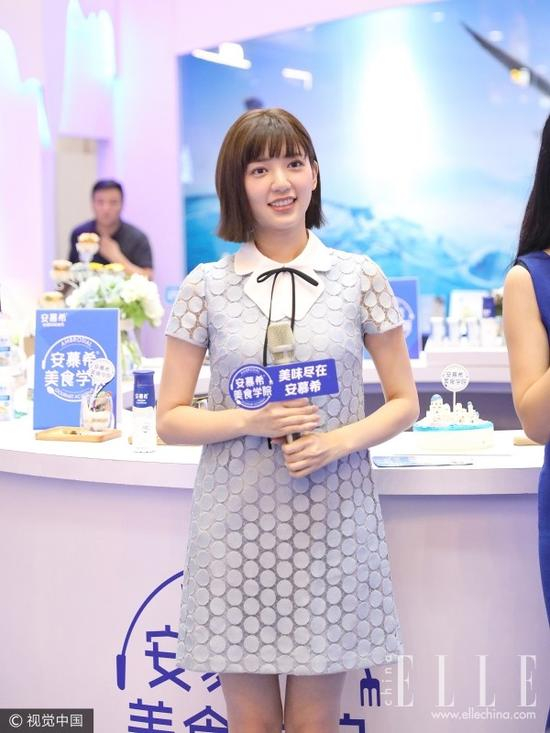 娜扎把你嫌弃的娃娃裙穿得很时髦