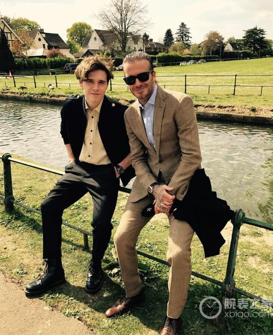 跟老爸一起凹造型时，有戴着它~