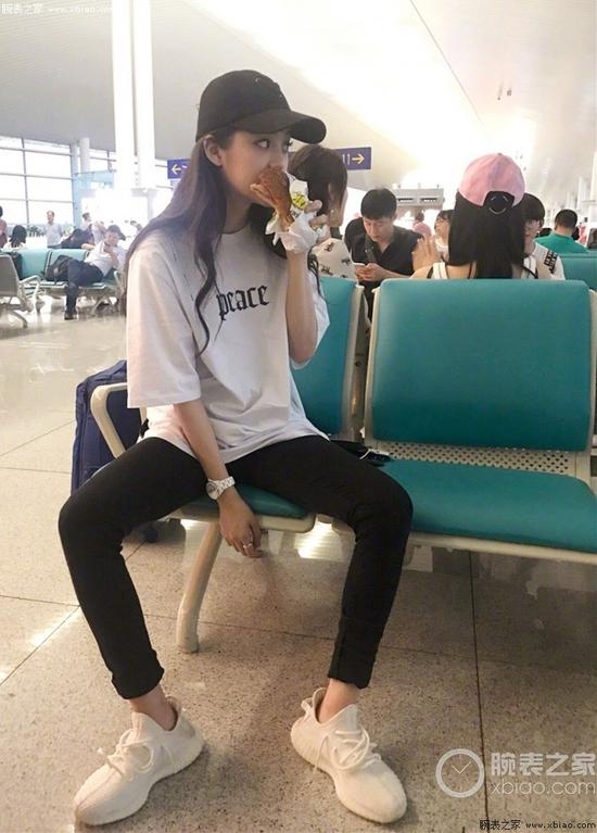 欧阳娜娜戴香奈儿J12腕表