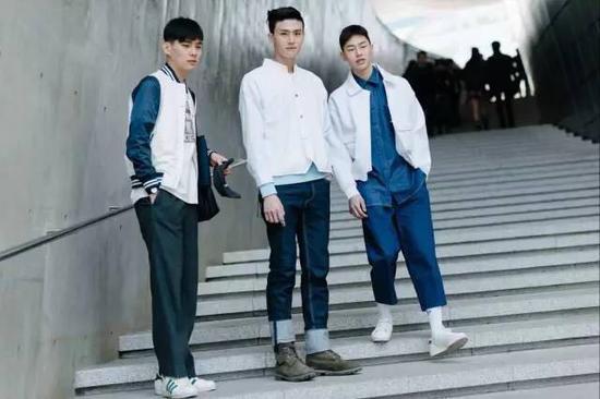一个男人穿着牛仔裤 