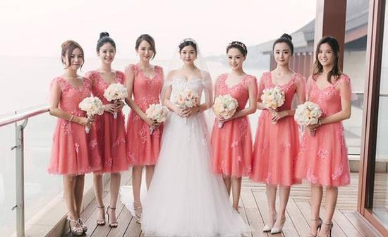 陈妍希婚礼上的这套粉粉的石榴色的伴娘小礼服，真是把伴娘们的灵动气质展现得淋漓尽致，满满的少女感