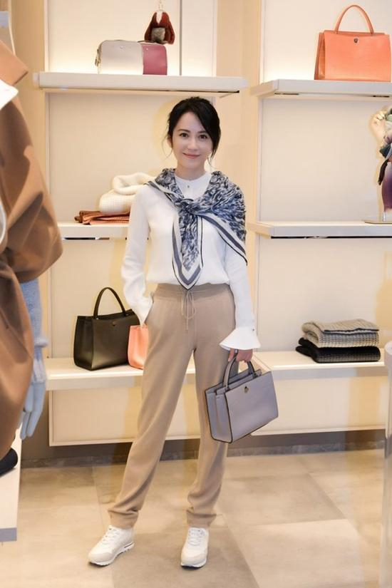 “织就经典”手工艺展俞飞鸿参观店铺