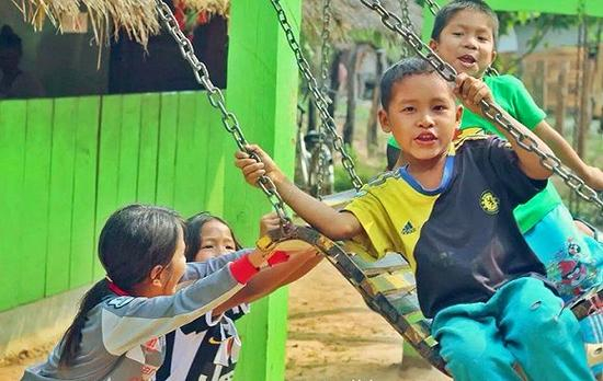 EASIN组织义工前往柬埔寨的小学支教&nbsp;|&nbsp;图片来源：EASIN