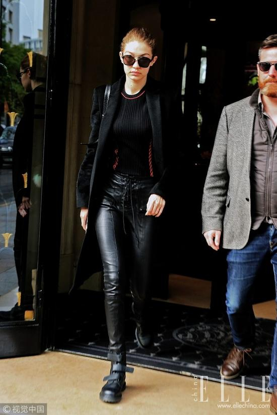 黑裤+黑靴不仅显瘦 妈妈也不会问你腿冷不冷