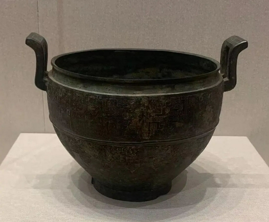  蟠虺纹甑&nbsp; &nbsp;&nbsp;通高21.5cm&nbsp; 口径23cm&nbsp; 腹径23cm&nbsp; 战国早期&nbsp; &nbsp;广州博物馆藏