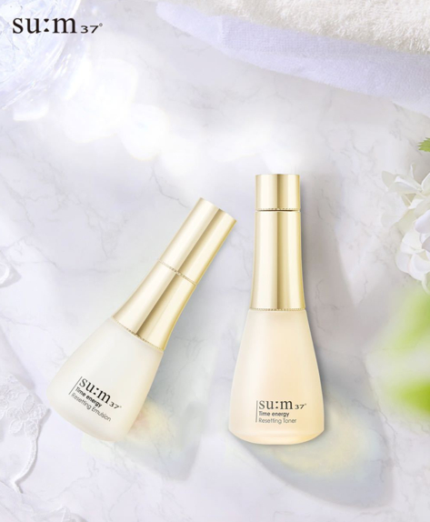图左：苏秘37°时光肌底焕能柔肤乳 120ml/330RMB 图右：苏秘37°时光肌底焕能柔肤水 170ml/300RMB