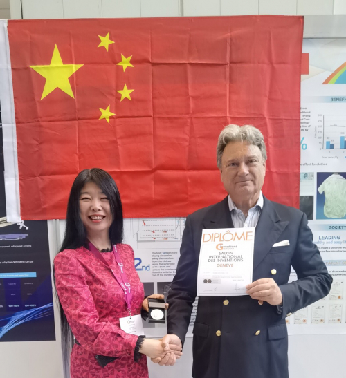 本届评委会主席David Taji为公司董事长段宇晶颁发金奖证书和金牌