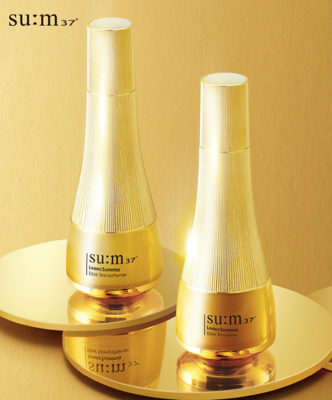 图左：苏秘37°鎏金溯茫奢养柔肤水 150ml/670RMB 图右：苏秘37°鎏金溯茫奢养柔肤乳 130ml/800RMB
