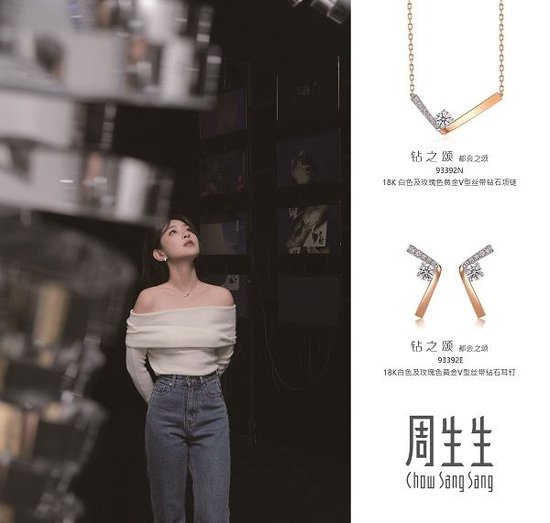 　　知名博主@原来是西门大嫂 佩戴‘钻之颂’‘都会之颂’直角肩莅临《莫后·光年概念展》沉浸式欣赏天然美钻