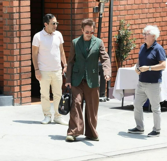 当地时间7月15日，Robert Downey Jr。现身加州与朋友聚餐