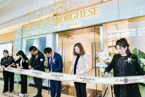 　　（北京金融街购物中心有限公司&nbsp;总经理&nbsp;携相关部门负责人与贝佳斯品牌负责人为贝佳斯SPA旗舰店开业剪彩）