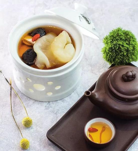 黑蒜老鸡炖花胶汤，虫草花松茸炖海螺