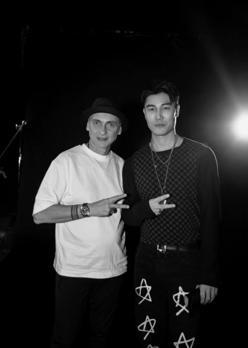 波司登创意总监Pietro&nbsp;Ferragina先生与Victor&nbsp;Wong在上海10.27日大秀结束后的合影