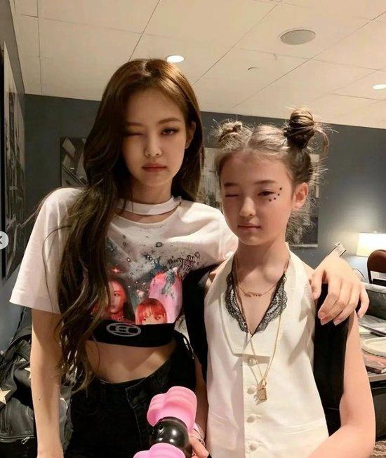Remember the little girl who was held by Jennie？ 