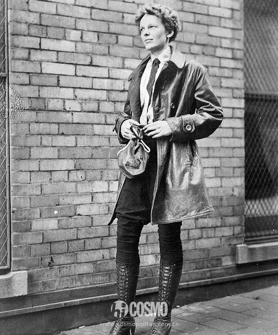 　　传奇女飞行员Amelia Earhart