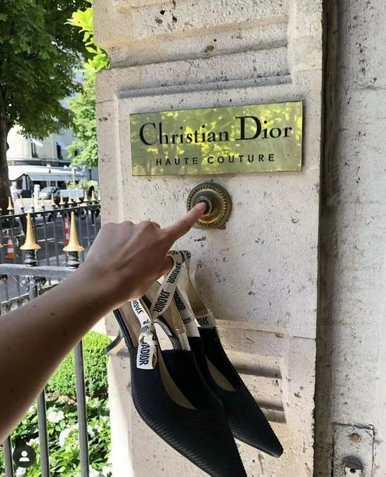 Dior J‘Adior Slingback Pump 是最受欢迎的小猫高跟鞋之一