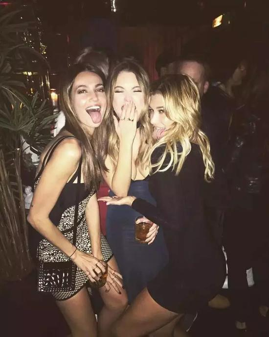 △Hailey参加Ashley Benson的生日派对