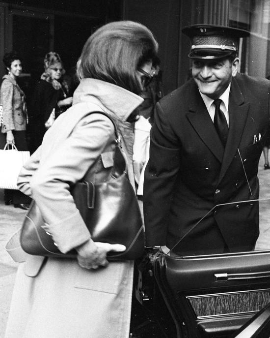 　　美国前第一夫人 Jacqueline Kennedy 背的 Hobo 手袋为 Gucci Jackie 1961 系列包袋的灵感设计原型