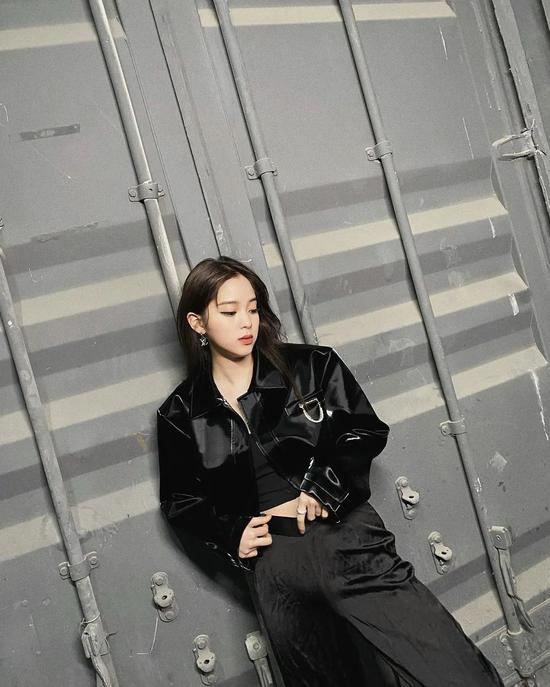 外套：RAREAPRILE&nbsp;裤子：AlexanderWang