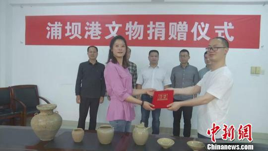 图为：文物捐赠仪式　包定波　摄