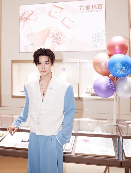 侯明昊打卡六福珠宝店