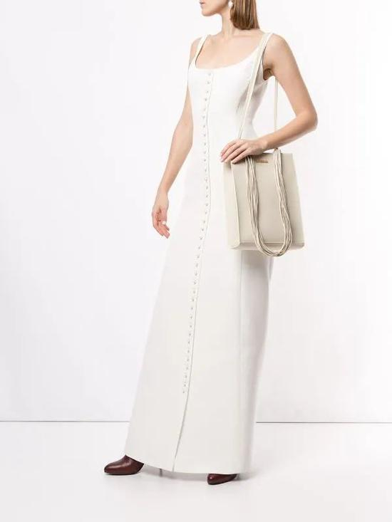 Gabriela Hearst Basque “人造珍珠” 　　可持续长款连衣裙 　　图片来源：Farfetch