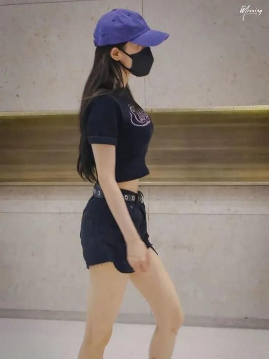 短裤：MO&CO&nbsp;Tee：CHANEL&nbsp;腰带：Brandy Melville