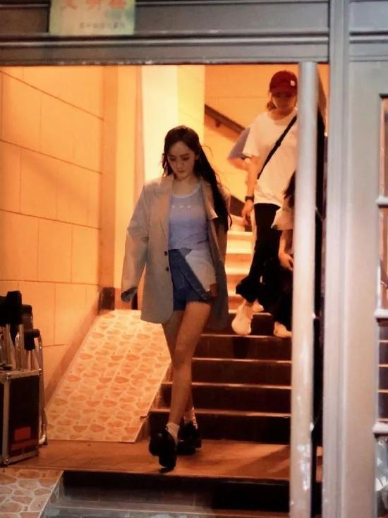 西装：Ader error&nbsp;背心：Brandy Melville&nbsp;短裤：Y Project