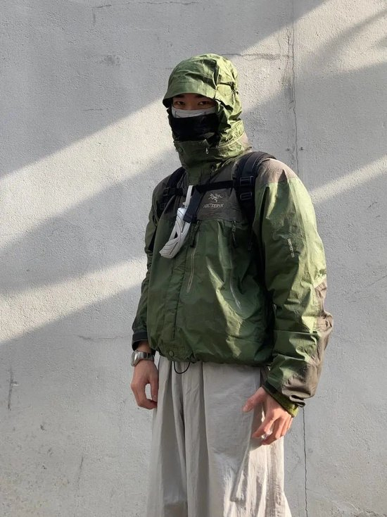 Oakley 复古弓箭包 /&nbsp;90 年代&nbsp;Arc’teryx 夹克 　　@yetipedia