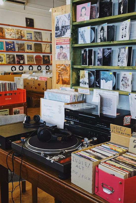 LUCKY RECORDS唱片行，这是冰岛最大的唱片店，老板真的是一个“王牌销售”，每一张黑胶唱片，他都能给你不得不买的理由。