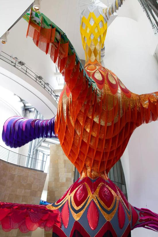 　Joana Vasconcelos，《Egeria》（2018）。图片：Luís Vasconcelos/Cortesia Unidade Infinita Projectos。 Collection of the artist。 © Joana Vasconcelos， VEGAP， Bilbao， 2018