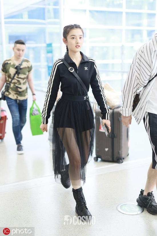 宋祖儿身着：adidas