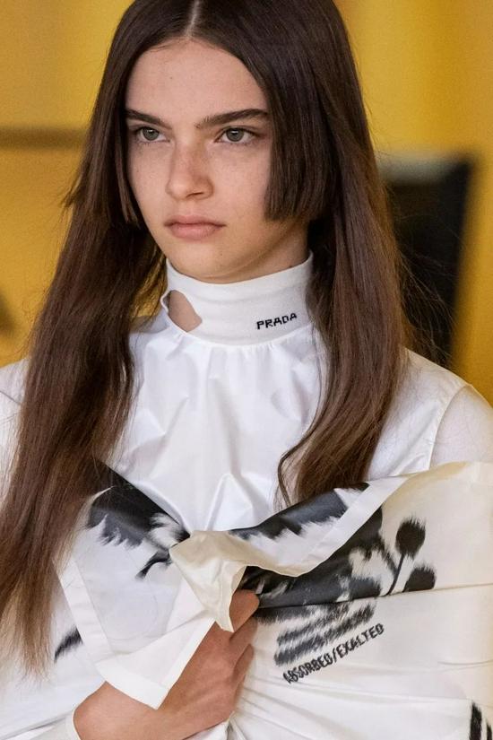 乌克兰新人女模特登上《VOGUE》九月刊封面，展望时尚圈的未来！_手机新浪网