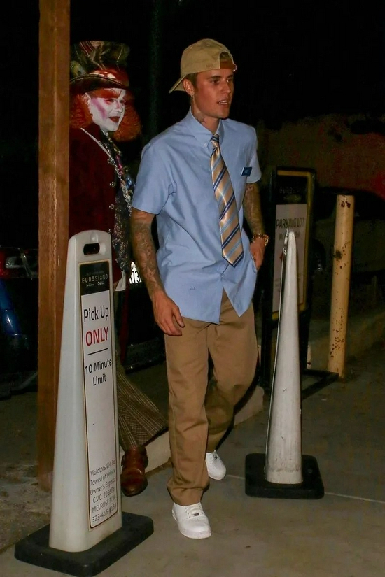 当地时间10月31日，Justin Bieber现身加州