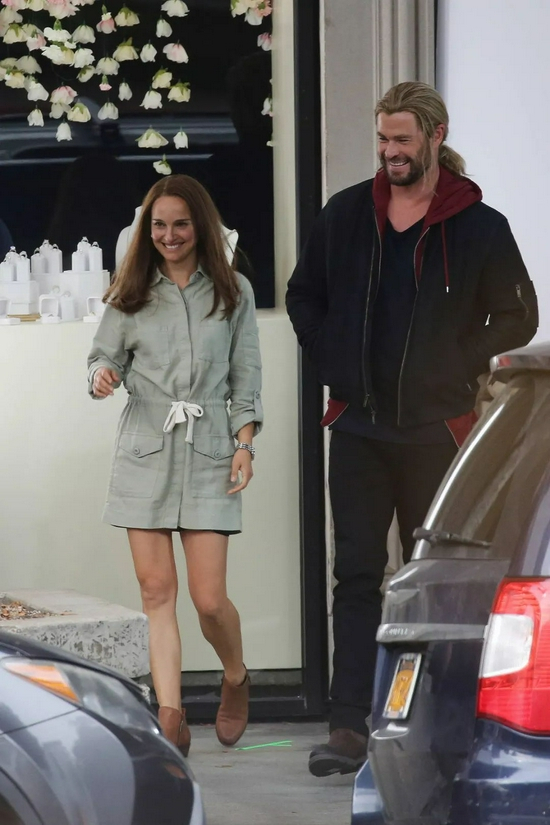 当地时间11月1日，Natalie Portman&Chris Hemsworth现身位于加州