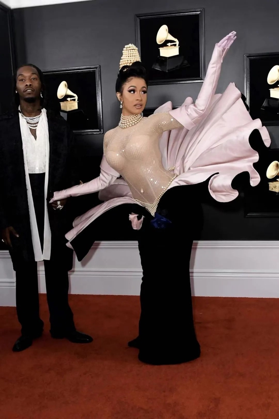 Cardi B 穿着&nbsp;Manfred Thierry Mugler&nbsp;设计的贝壳廓形礼服裙