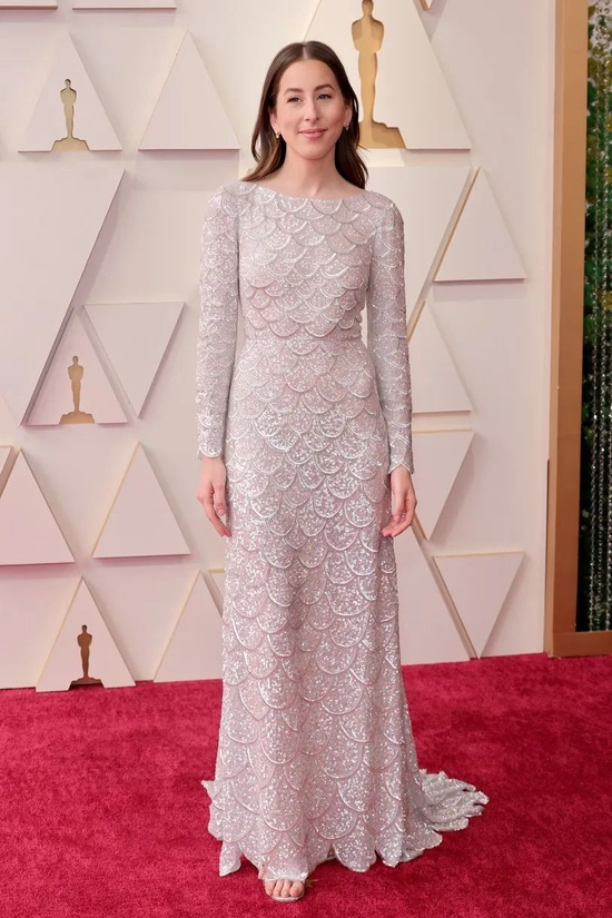 Alana Haim 身穿&nbsp;Louis Vuitton 定制礼服登上第 94 届奥斯卡颁奖礼红毯