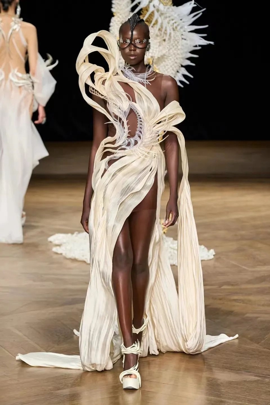 Iris Van&nbsp;Herpen 2022&nbsp;秋冬高级定制系列