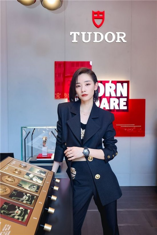 艺人刘雅瑟在店内互动区展示帝舵表碧湾系列