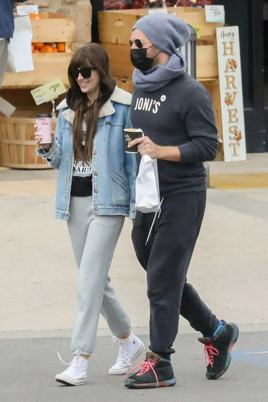 当地时间10月26日，Chris Martin&Dakota Johnson现身加州
