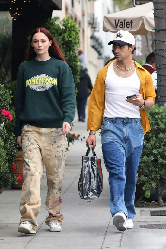 当地时间10月27日，Joe Jonas&Sophie Turner现身比弗利山庄