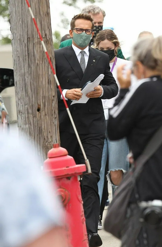 当地时间7月12日，Ryan Reynolds和Will Ferrell现身波士顿进行新电影的拍摄