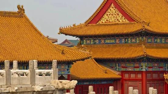 故宫的整体配色体系：“朱红墙柱、黄绿瓦面、青绿梁枋、白色栏杆”。整体效果华丽庄重