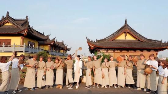 梵柒餐厅及杂货铺员工，制服与背后的福缘禅寺真搭