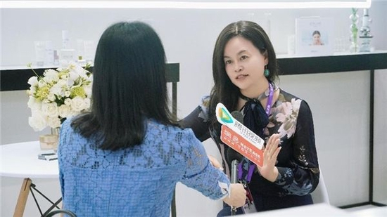 皮肤专家：廉翠红医学博士（右一）