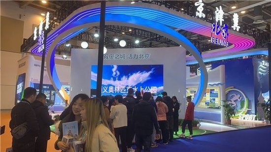 排起长队等待在北京祥体育博物馆展区进行火炬体验的