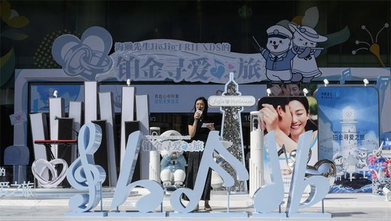 明牌珠宝东北区销售总监劳素萍女士现场致辞