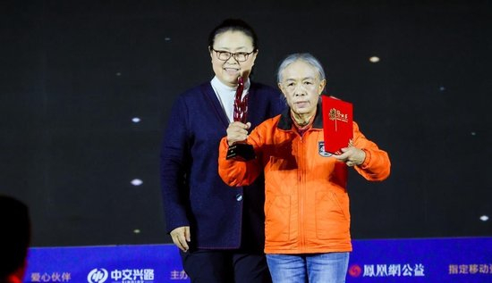 环保志愿者、青海省格尔木市长江源生态环境保护中心法人代表寒梅（右）获得年度十大公益人物