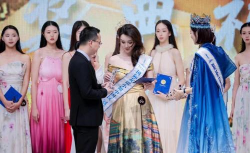 国际友谊小姐组织主席陈军给本届冠军朱芷瑩颁奖